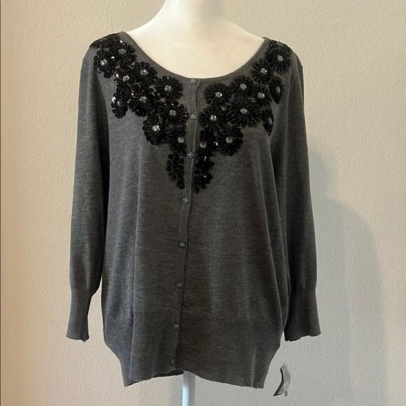 Chic Gray Cardigan with Black Floral Embellishments - Picture 1 of 5